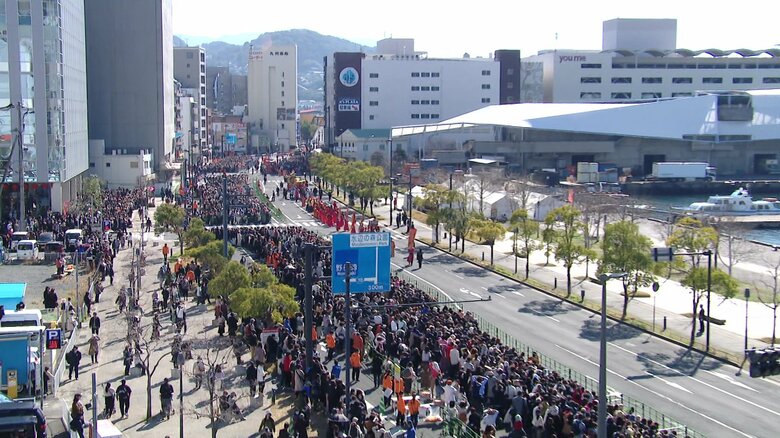 中国衣装をまとった140人の隊列が1.3キロを1時間半かけて練り歩いた