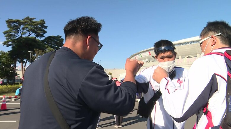 福島翔太郎先生が2人を送り出す