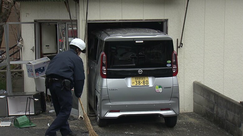 住宅にすっぽり突っ込んでいた