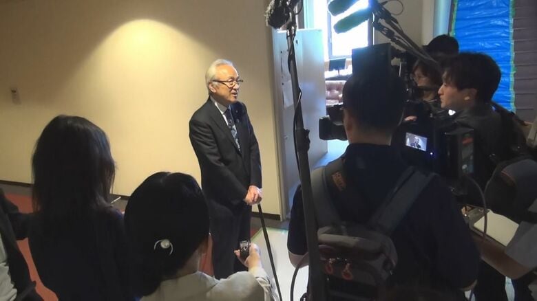 記者団の取材に応じる蔵内勇夫･福岡県議会議長(7月24日)