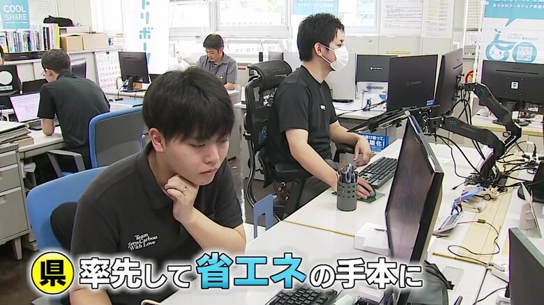 県庁で事務作業を行う鳥取県職員