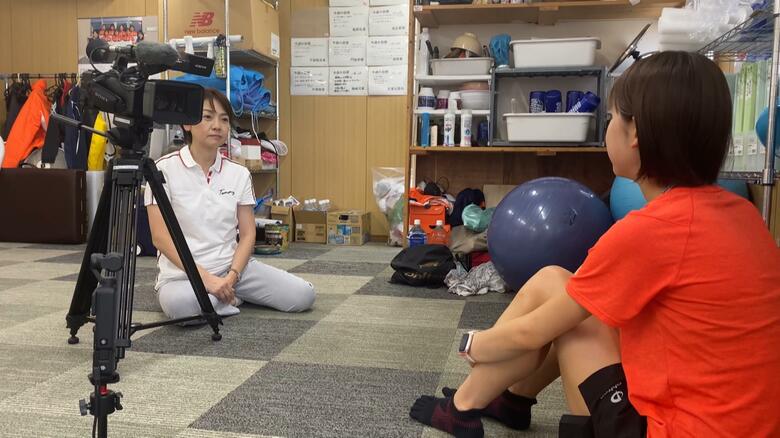 不破聖衣来にインタビューする西山アナ