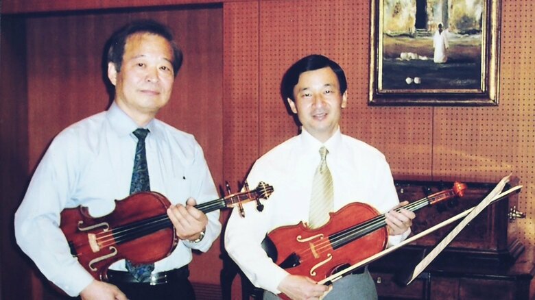 陛下へビオラのレッスンをする兎束俊之さん