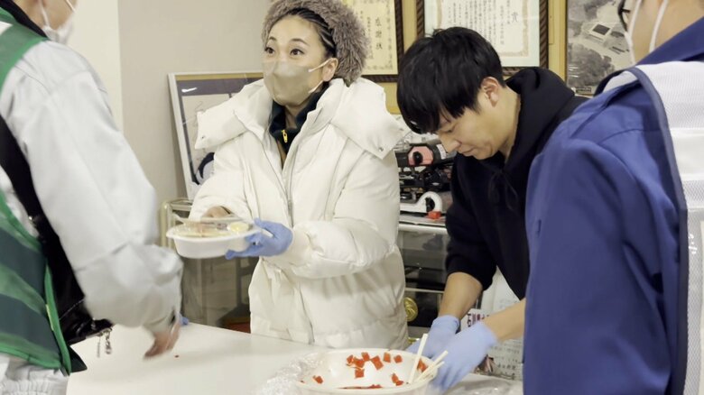 被災者にカレーを手渡すMISIAさん　1月22日　提供：リズメディア