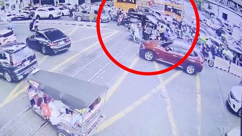事故直前の防犯カメラ映像より（赤印は筆者注）