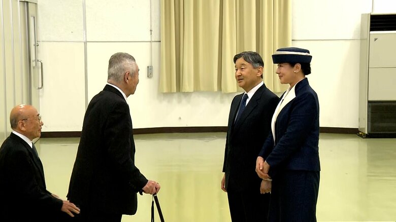 遺族らと懇談される天皇皇后両陛下