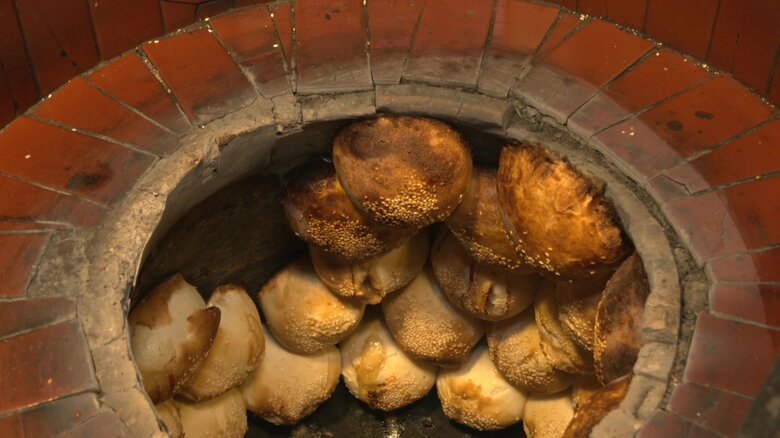 焼かれている胡椒餅