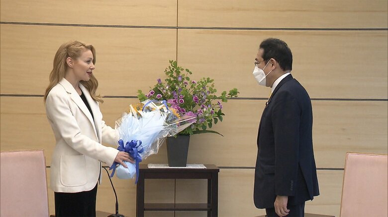 岸田首相に花束を手渡すチーナ・カーロリさん