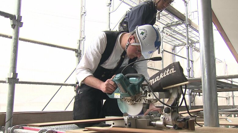 真剣な面持ちで作業に集中する
