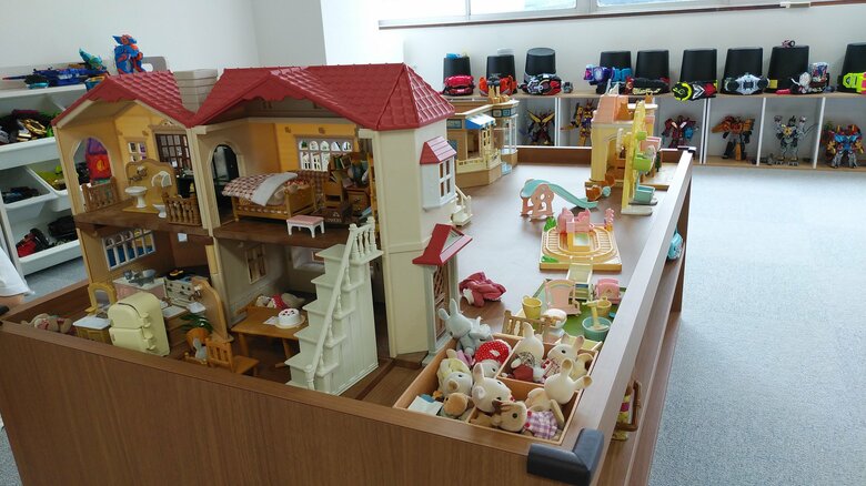 子供が集中して遊べるおもちゃが中心だ