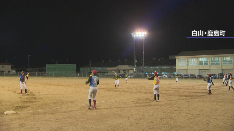 女子軟式野球チーム「ダラーズ」の練習