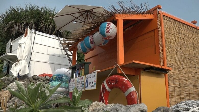 倉庫だという白い小屋（左）とレンタル営業を行っているオレンジの小屋（右）