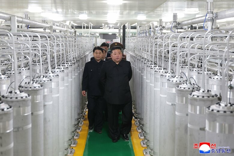 新たに稼働した核物質生産工場を視察する金総書記（朝鮮中央通信 4日公開）