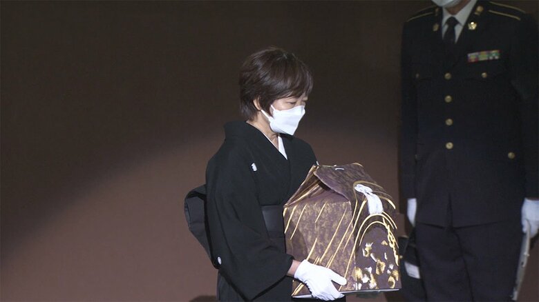 国葬が終わり、遺骨は、日本武道館を後にした