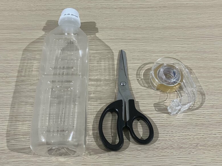 カメムシ捕獲器ができるまで（1）ペットボトル、はさみ、テープを用意する