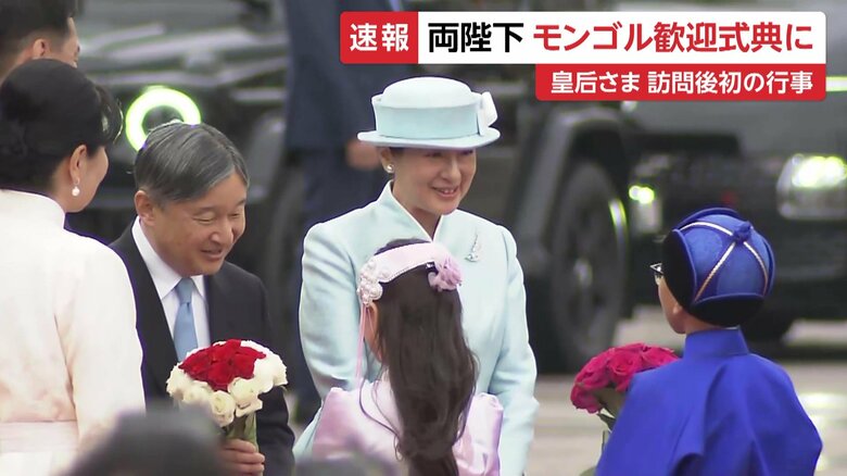 チンギスハン像の前で行われる歓迎式典に出席する天皇皇后両陛下　モンゴル・スフバートル広場