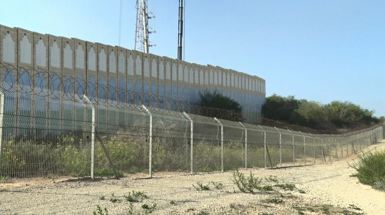 Netiv HaAsaraの集落とガザを隔てる壁は幾重にも