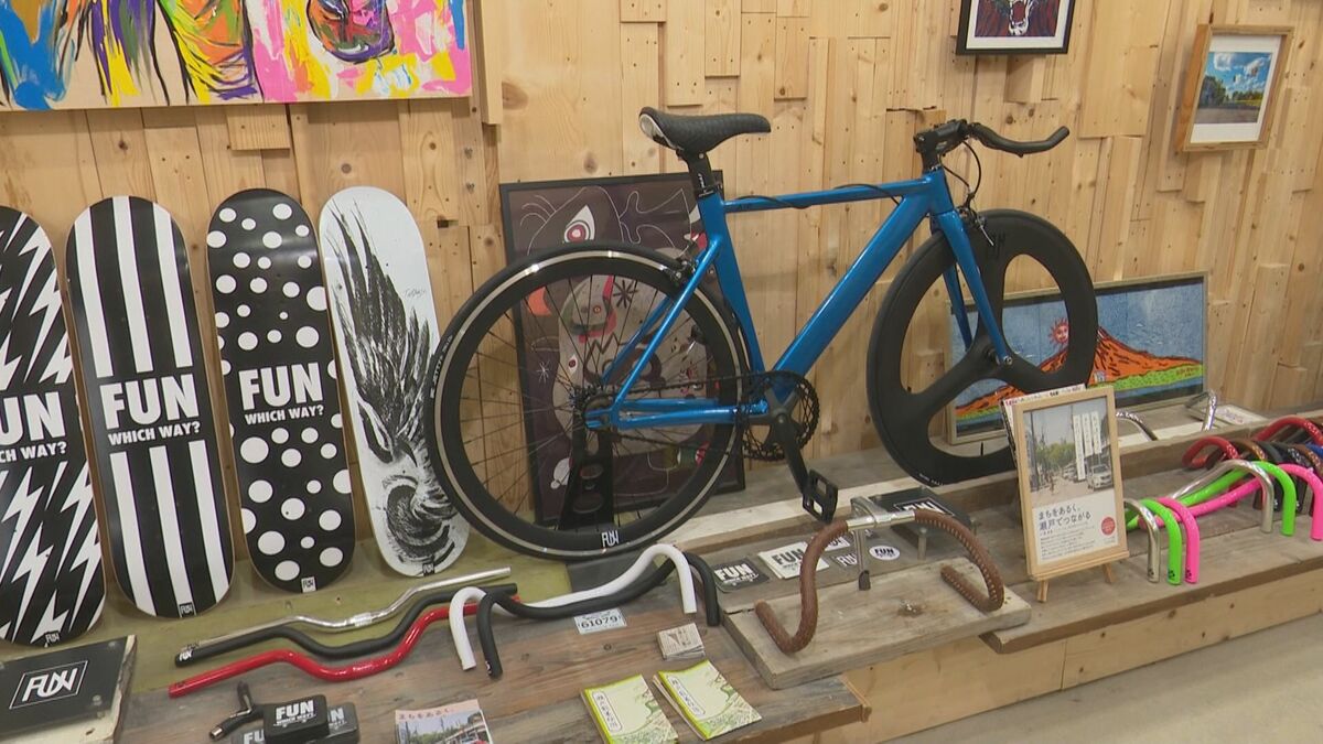 穴の開いたタイヤに金色のサドル “宇宙で1台”の自転車をオーダー