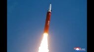 北朝鮮「中距離戦略ミサイル」訓練　金正恩総書記の家族も視察