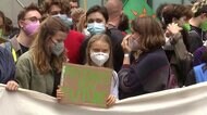 グレタさん呼びかけ 各地で抗議活動 地球温暖化対策を求め