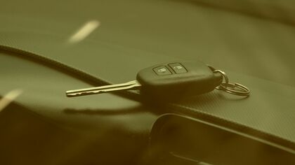 乳幼児2人が車内に閉じ込められ…熱中症　鍵は車の中「インロック」状態　窓割って救出　命守るために…消防とJAFに聞いた