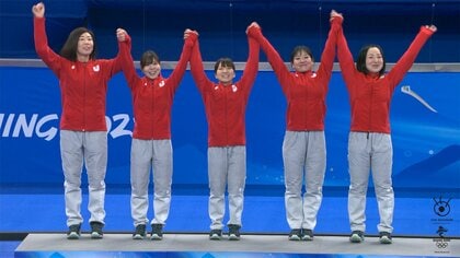 北京五輪 カーリング女子決勝　日本 喜びと悔しさ混じる銀メダル