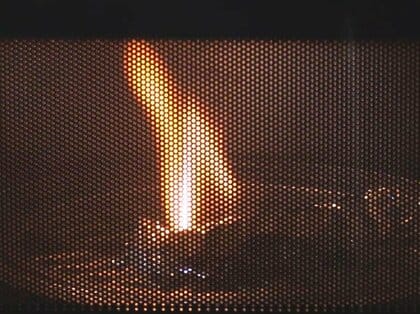 アルミホイルの温めはダメ！調理家電の事故で最も多い『電子レンジ』表面でスパークして出火につながることも