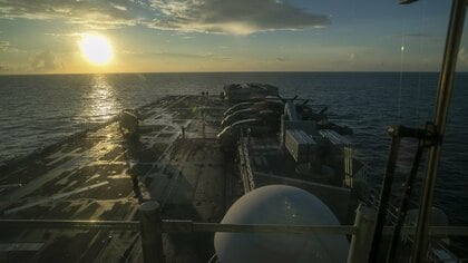 アメリカ海軍の強襲揚陸艦「トリポリ」中東に到着　上陸作戦も展開できる海兵隊員ら約3500人の遠征打撃群