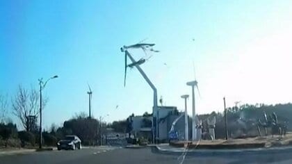 「うわ！うわぁ！」高さ80mの風力発電機が目の前で倒壊…強風との関連は不明　韓国