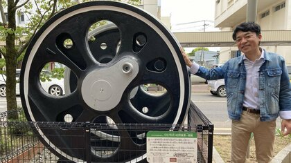 地球77周分走ったSL動輪が商店街に…ファン必見の「鉄道のまち」　電車が通らない踏切も【新潟発】