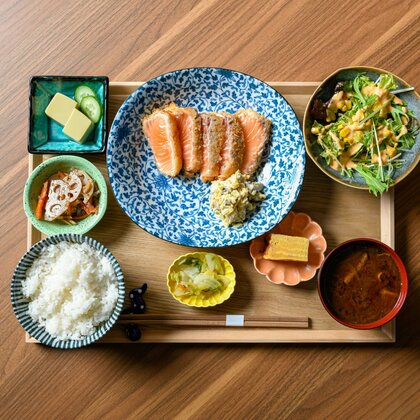 外はサクッと中はレア…新鮮サーモンを味わう絶品カツ定食が人気 モーニングも楽しめる一汁三菜の定食の店