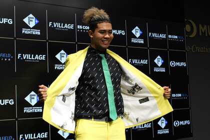 【日本ハム】水谷瞬、パイナップルコーデで5000万円更改！苦境乗り越え「トリプルフォー」誓う