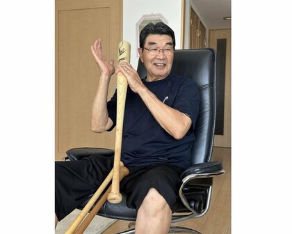 落合、清原、イチローらから寄贈されたバットの芯の音を聞き、打撃論を語る広野さん(写真提供/広野功)