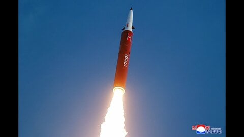 北朝鮮「中距離戦略ミサイル」訓練　金正恩総書記の家族も視察