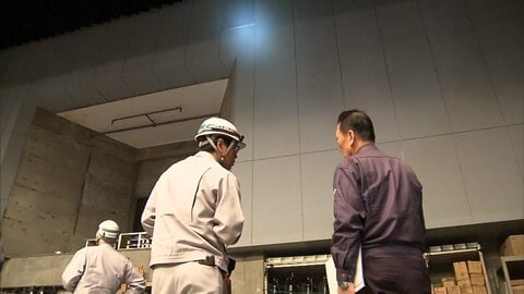 震度5強で約1畳のパネルが高さ20mから落下し破損　施設で修復作業に向け準備始まる　青森・八戸市
