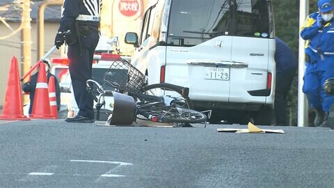 ワゴン車が自転車はね 3歳男児ら2人死亡 運転の50歳女を逮捕