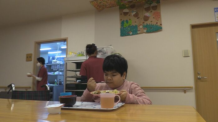 施設で食事をする和華さん