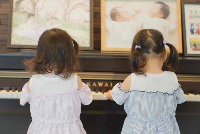 ムービーのモデルになった双子の女の子(投稿者=トトロママさん=提供)