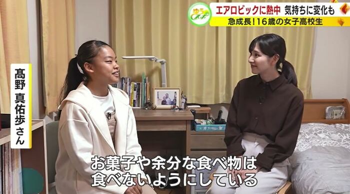 取材する小倉彩瑛アナウンサー(右)