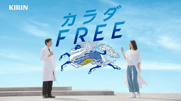 研究員の説明を聞く松下奈緒