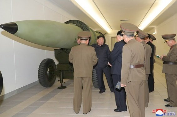 「火山31型」と同じ部屋の「KN-23」弾道ミサイル(模型?)を視察する金総書記(労働新聞・3月28日)