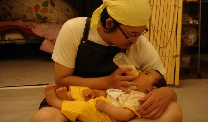 育児をする鈴木さん。授乳には苦労したという
