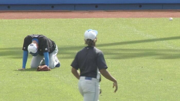 地をふす森本コーチ