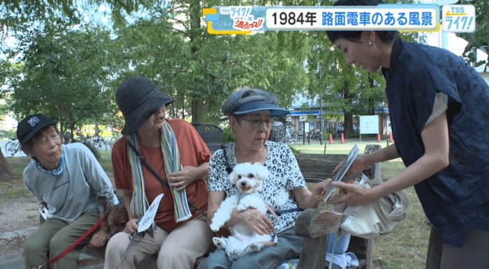 衣笠アナと、犬の散歩をしている女性たち