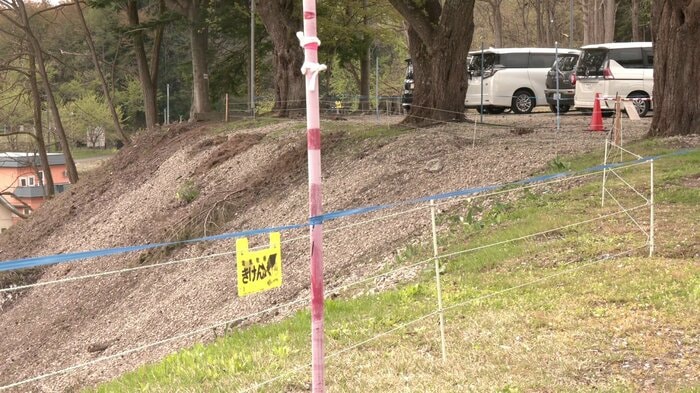 グラウンドを囲むように設置された電気柵