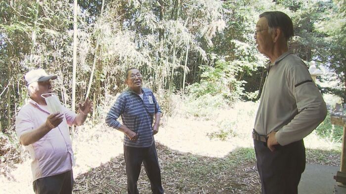 高山さん(右)とともに神楽の指導をする 千尋正さん(中)と斎藤新弥さん(左)