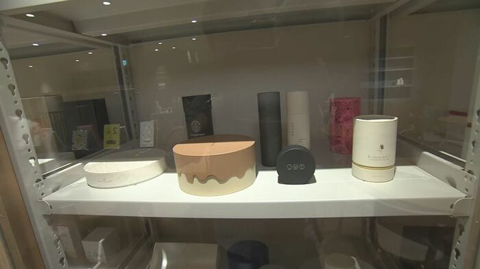 貼り箱のアーカイブと素材サンプルが並ぶ展示コーナー「ボックスミュージアム」