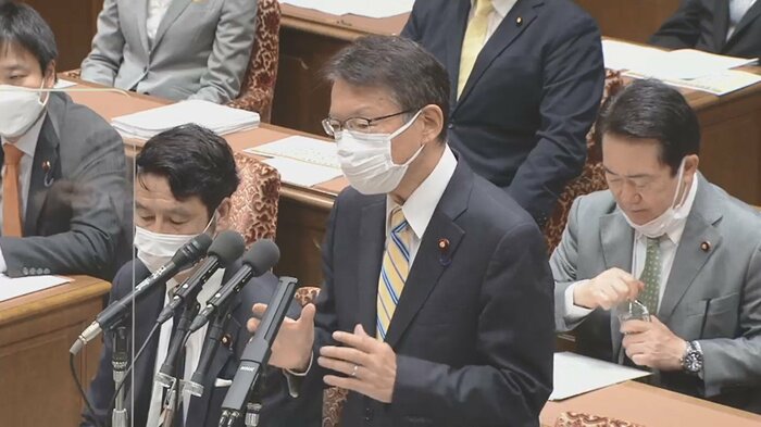 衆院予算委で質問する立憲民主党・長妻政調会長(18日)