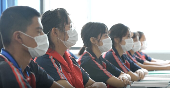小学校で学ぶ子どもたち