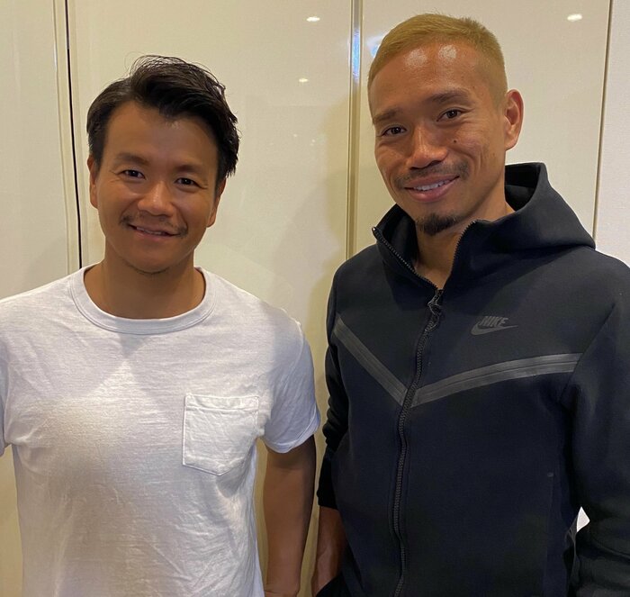 カタールに出発前のサポートで長友とツーショット